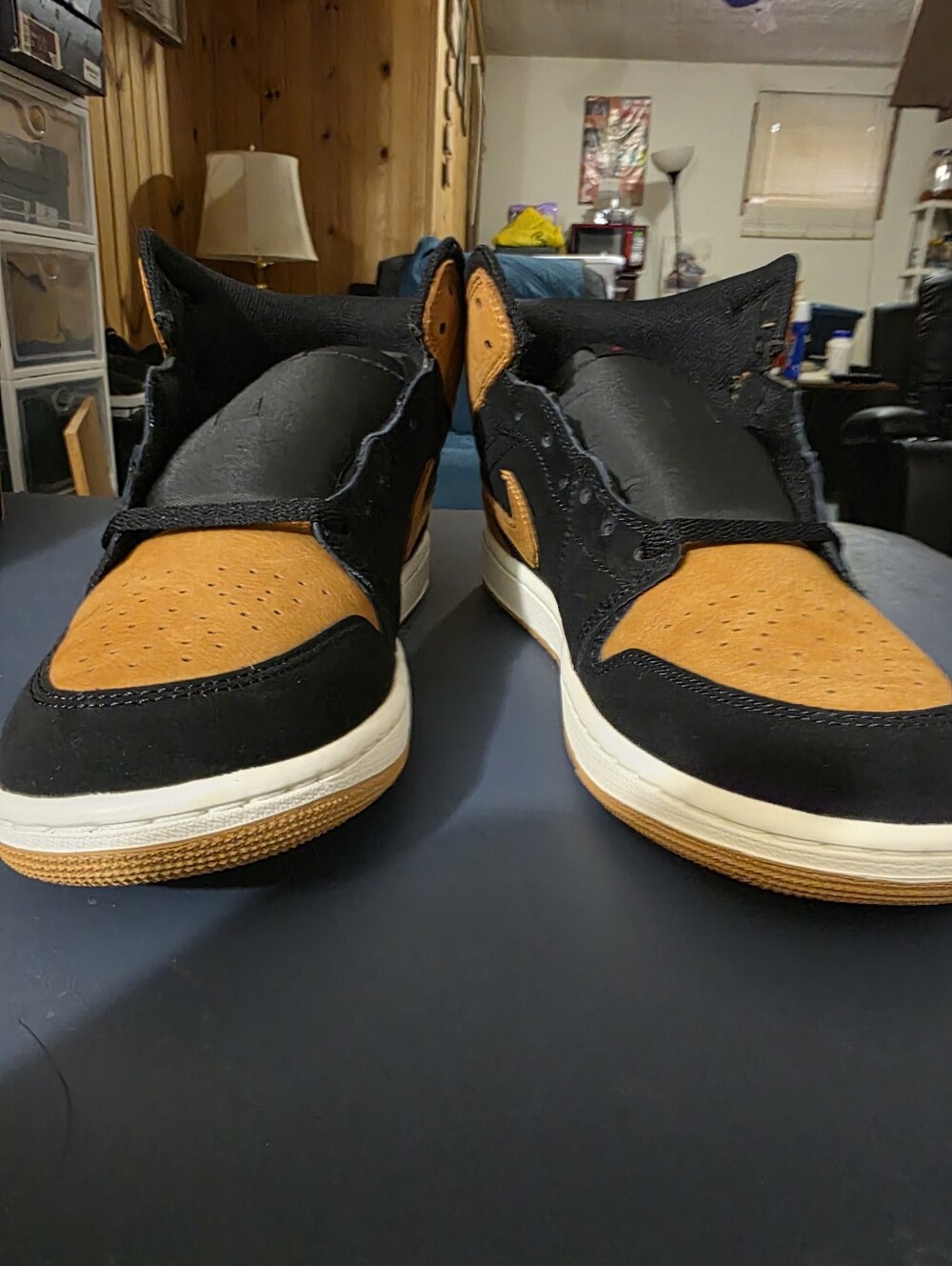 Jordan 1 Mid SE Men's Black and Orange High-Top Sneakers Size 10.5m, New.